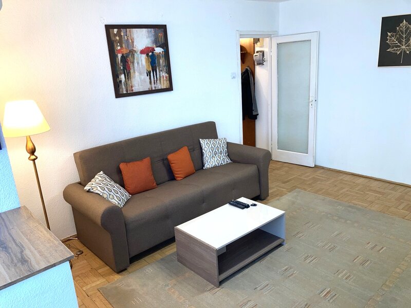 Piata Amzei, Calea Victoriei, 5 min. pana la Metrou Piata Romana.