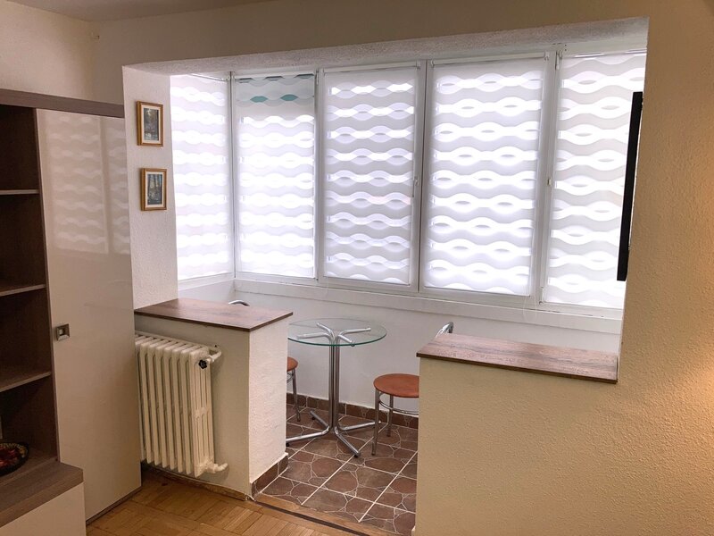 Piata Amzei, Calea Victoriei, 5 min. pana la Metrou Piata Romana.