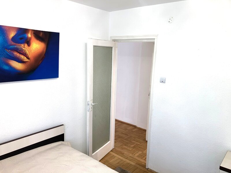 Piata Amzei, Calea Victoriei, 5 min. pana la Metrou Piata Romana.