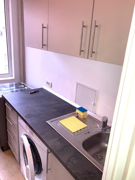 Piata Amzei, Calea Victoriei, 5 min. pana la Metrou Piata Romana.