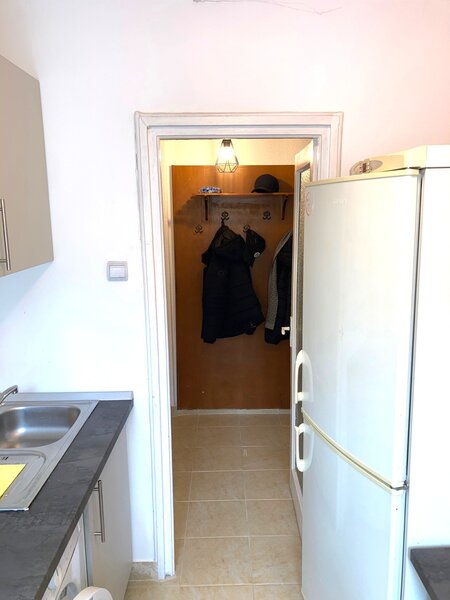 Piata Amzei, Calea Victoriei, 5 min. pana la Metrou Piata Romana.