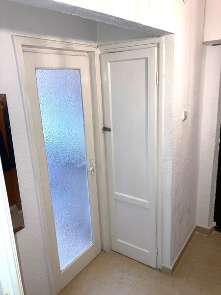 Piata Amzei, Calea Victoriei, 5 min. pana la Metrou Piata Romana.