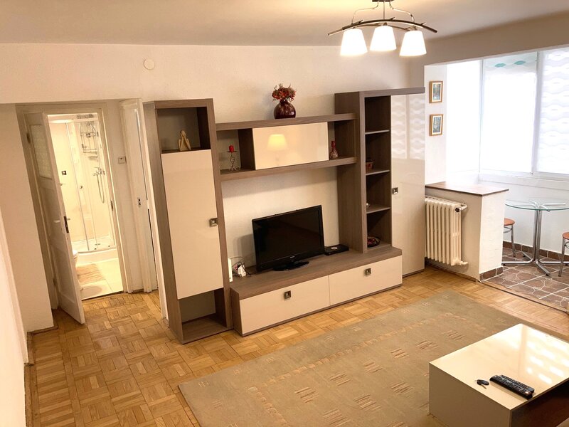 Piata Amzei, Calea Victoriei, 5 min. pana la Metrou Piata Romana.