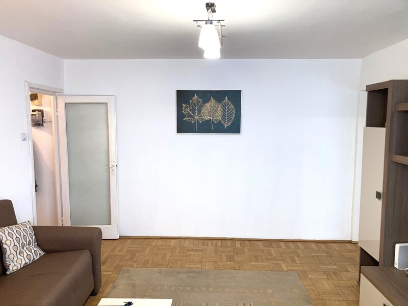 Piata Amzei, Calea Victoriei, 5 min. pana la Metrou Piata Romana.