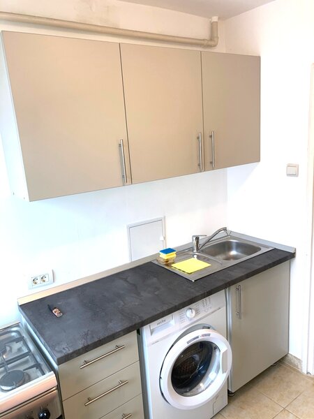 Piata Amzei, Calea Victoriei, 5 min. pana la Metrou Piata Romana.