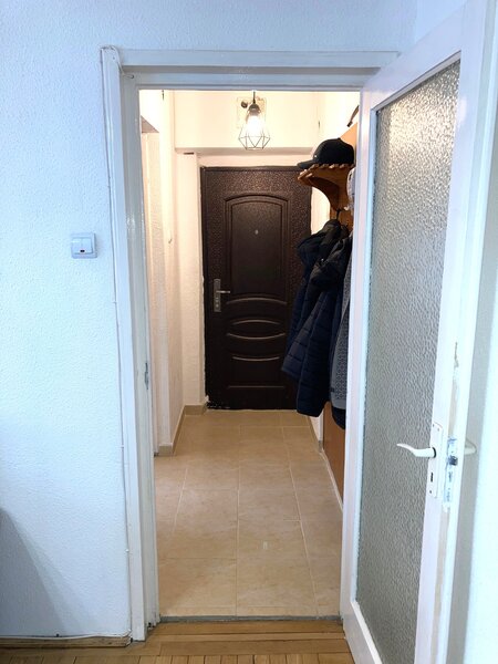 Piata Amzei, Calea Victoriei, 5 min. pana la Metrou Piata Romana.